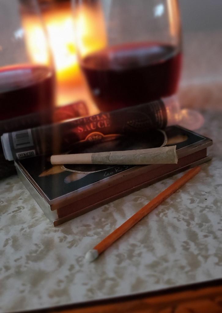 FunkcandyOG's tweet photo. Kids are in bed. Time for a @Hookahzz pre-roll and some red. 🍷🍷
Cheers y'all! 🤠 #cbdflower #cbd #cbdlove #hemp #hemplifestyle #datenight #reconnect #hemppaired #hempandwine #comingsoon https://t.co/IDWNn3oQtq