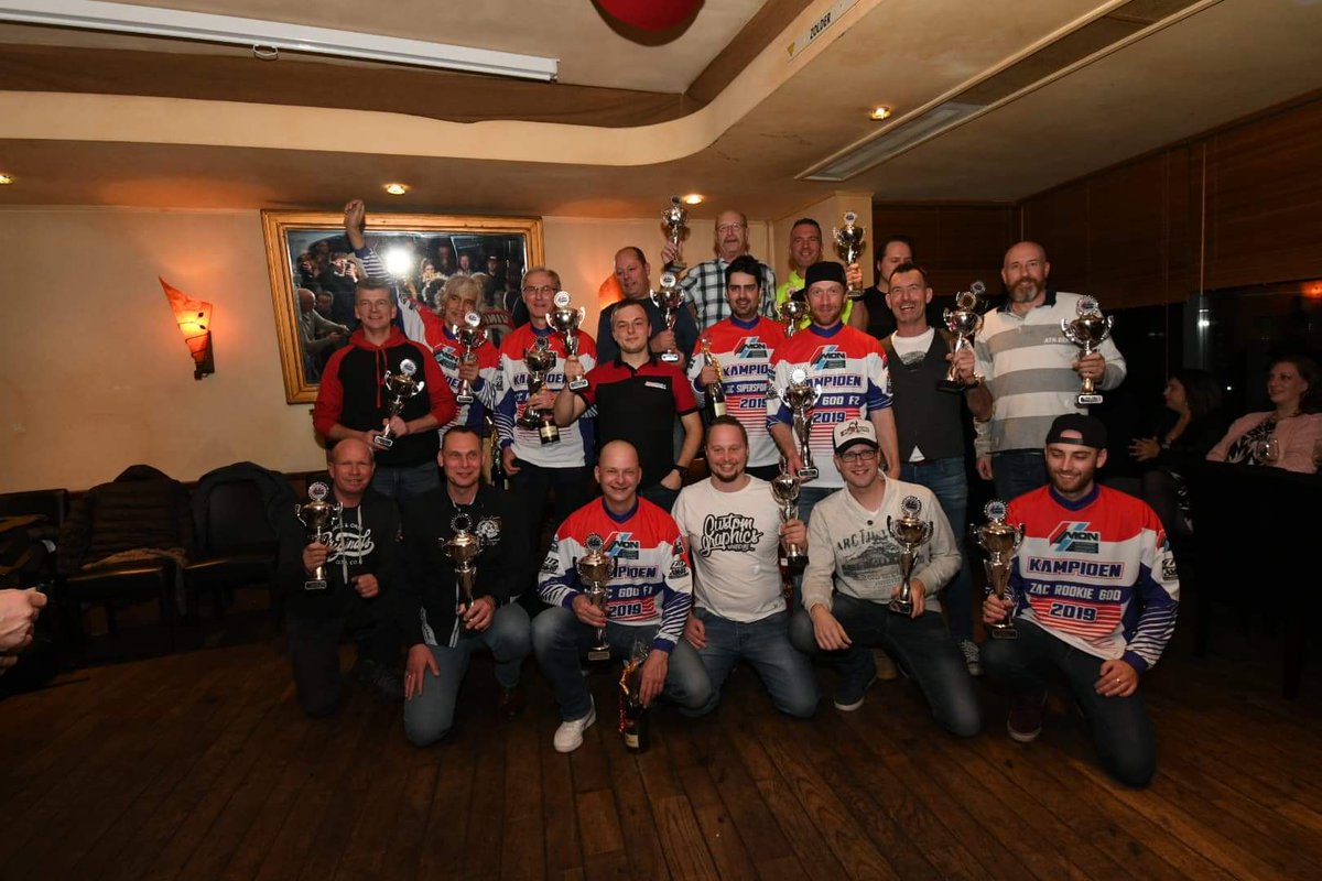 ZAC_motoren's tweet photo. De afsluiting van seizoen 2019!🏁

De bekers en MON kampioensshirts  zijn uitgereikt!🏆

Gefeliciteerd allemaal op naar seizoen 2020🙌🏼 https://t.co/H5sUnk1V5X