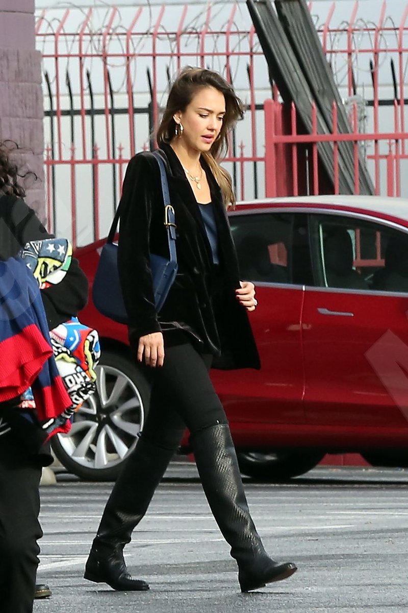 #JESSICAALBA is actual #GOALS rocking her #BlankNYC Velvet Blazer. Such a holiday #MUSTHAVE!

<a href="/blankjeans/">[BLANKNYC]</a>