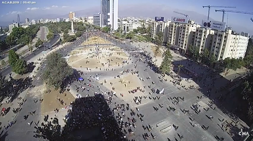 ProfeCanuto's tweet photo. @TuChileDesperto 17:43 #MarchaContraPiñera y en la pantalla de Cima dice #ACAB 😂 https://t.co/jttYKXL7ne