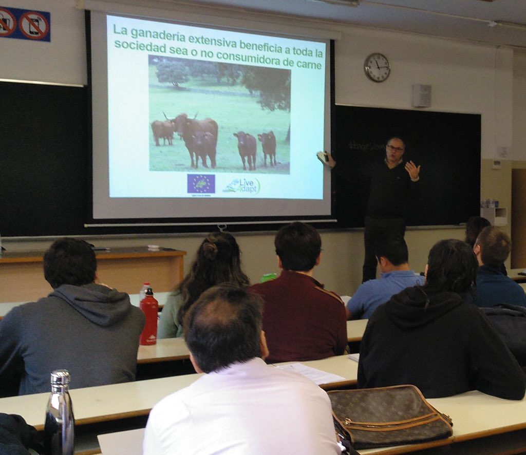 LifeLiveadapt's tweet photo. Hoy @VRguezEstevez ha presentado este proyecto @LIFEprogramme d #adaptación #CambioClimático a los alumnos del máster d #agriculturabiológica  @UABBarcelona #noeslomismo @entre_tantos @gestionaglobal @adpmmertola @quercusancn @FEDEHESA_ @ucocatedrage @InstitutElevage @SmartDehesa https://t.co/2fn9JRACWt