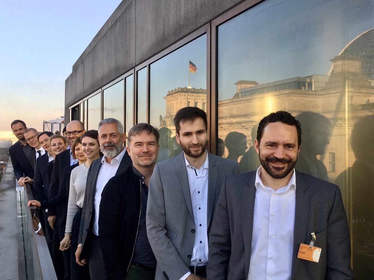 „Lernen für die Welt von morgen“ - dazu luden <a href="/JBrandenburgFDP/">Jens Brandenburg</a> &amp; wir zum Parlamentarischen Frühstück ein. Mit @margit_stumpp &amp; anderen Gästen diskutierten wir, wie sich Schule grundsätzlich ändert, wenn digitale Bildung mehr heißt, als statt Bücher Laptops zu benutzen.