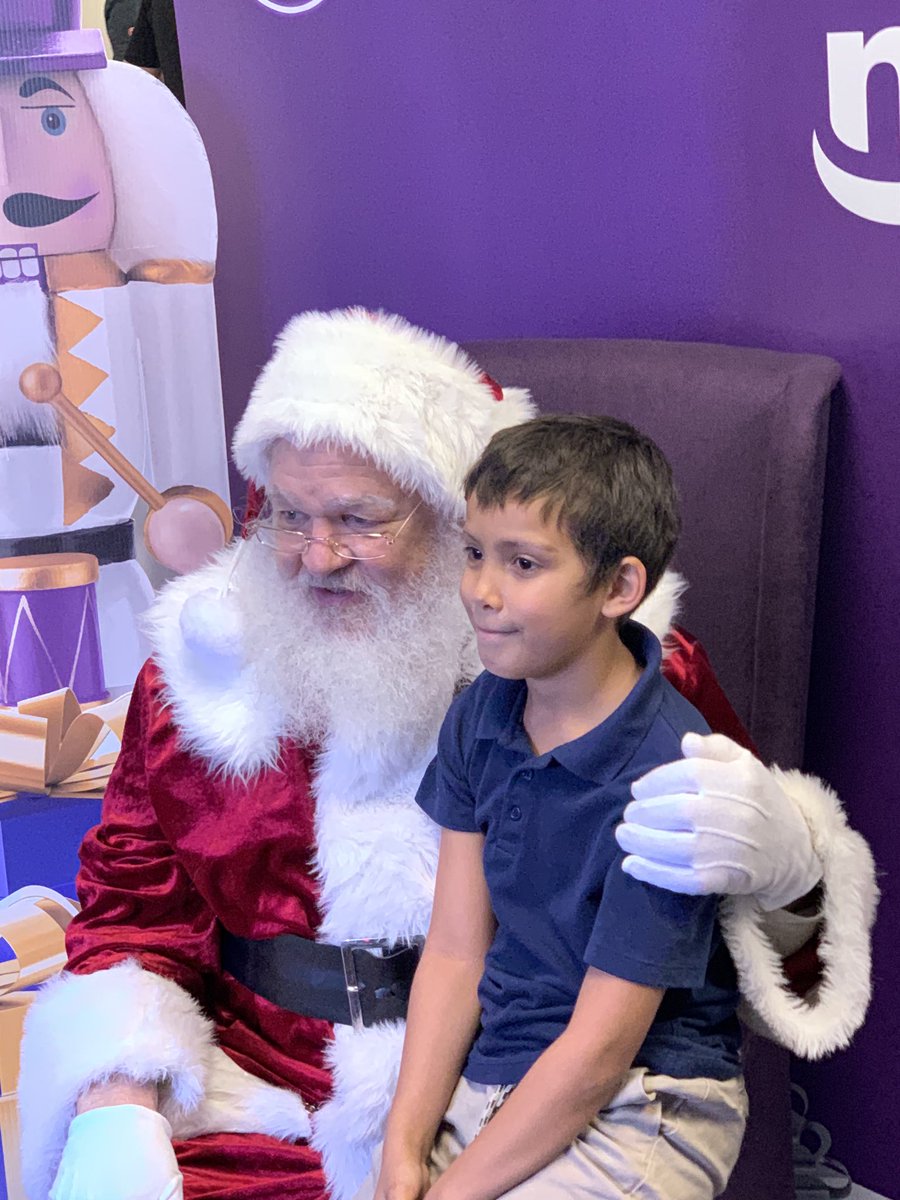 Santa is in da house for our #GiftOf5G event at 340 S. Main St, Fall River, MA ⁦<a href="/MetroByTMobile/">Metro by T-Mobile</a>⁩ ⁦<a href="/TracyLangeMetro/">Tracy Lange</a>⁩ ⁦<a href="/SteveSeayMetro/">Steve Seay</a>⁩ ⁦<a href="/meganpanicucci/">Megan Panicucci</a>⁩