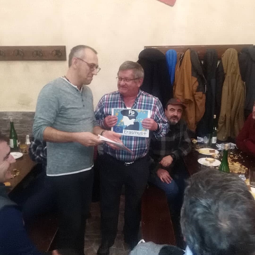 Automozioa_db's tweet photo. Merecido homenaje a un gran compañero que ha trabajado por la @FPeuskadi durante 40 años. @MekaElgoibar y @FPdbosco Profesor de miles de alumnos de automocion de toda euskadi. Un referente para todos. Eskerrik asko Carlos! #automocion @jarevalo_FP @Nicosagarzazu @rlamaintxau https://t.co/VYLHi6hMs8