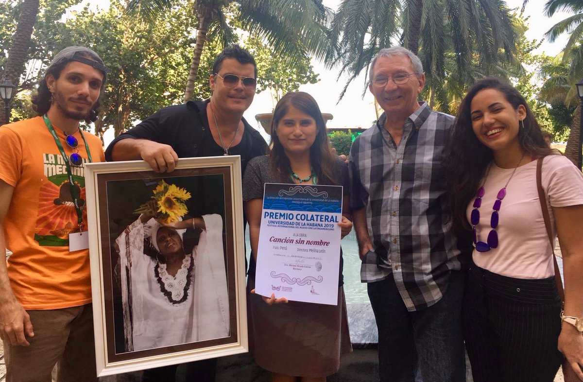 Cancion_Film's tweet photo. 💥NEWS!!!🗞 ¡“Canción” obtuvo el Premio Colateral @UdeLaHabana 2019!🥳🎉🥂 El galardón forma parte del @FestCineHabana ! Agradecemos al jurado (integrado por Norma Marrero, Karla Ochoa y Adrián de la Campa) por la distinción y la bella fotografía que forma parte del premio. 📸🏆 https://t.co/7rAeukKYB5