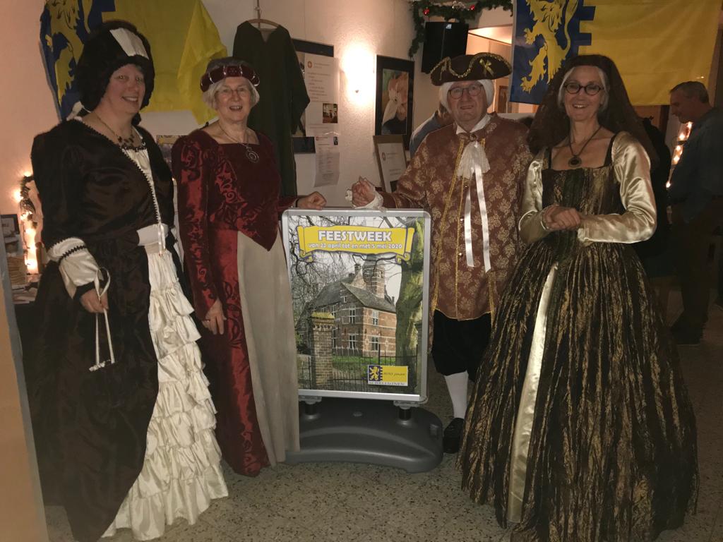 Voorproefje voor festiviteiten #Schelluinen800:  historische kleding tijdens de wintermarkt in Ons Dorpshuis.