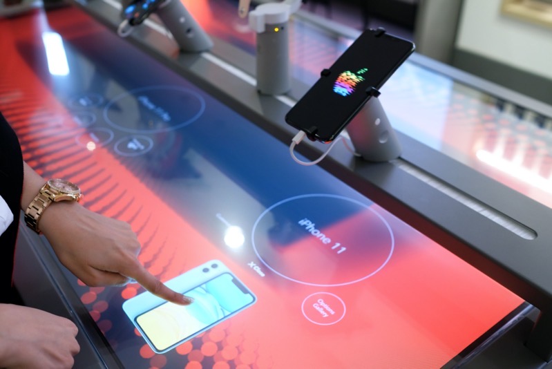 Nanonation's tweet photo. Rogers is reimagining retail at their flagship store, @Rogers_302. We’re proud to help them innovate with custom digital interactive experiences. Visit https://t.co/R0eMcoQVAt to learn more. #interactivetouchtable #digitalsignage https://t.co/tLghwshxKM