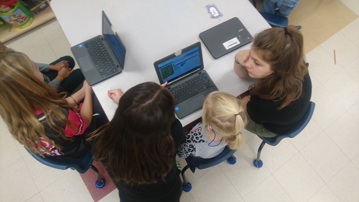 CapitaineRFR's tweet photo. Beau partenariat entre les #6eLC et les #1reLC pour #heureducode aujourd'hui. #LaurierCarrière #Leadership @hourofcode https://t.co/nu7k1719qB