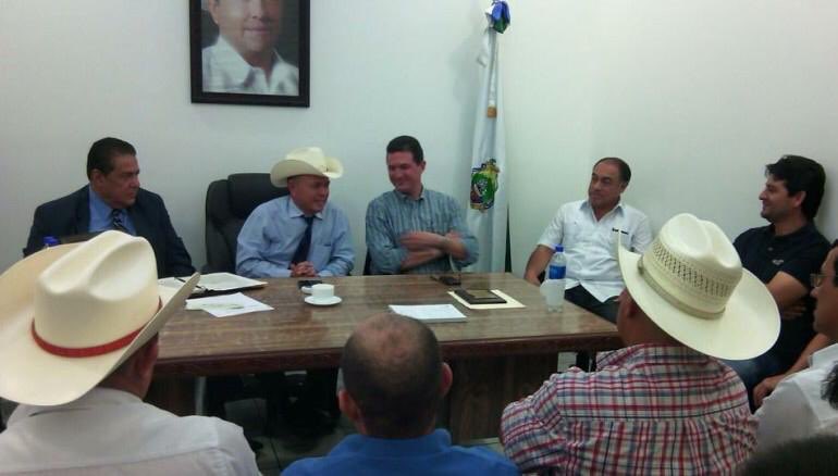 EscalanteSv's tweet photo. Nada cómo está reunión tuya con el jefe de un cartel de droga. https://t.co/I938drSkiB
