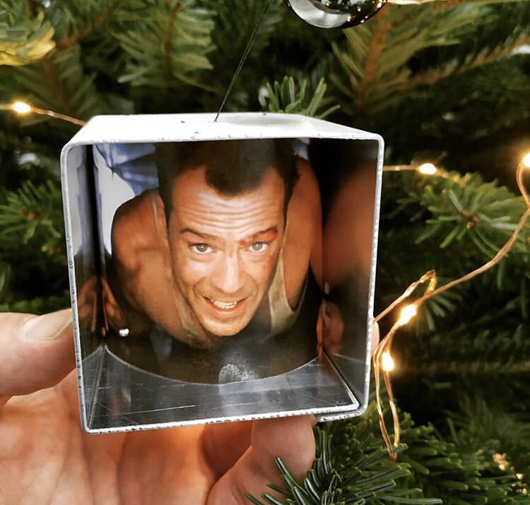 Mi hermano ha hecho esto para el árbol de su oficina 😅❤️