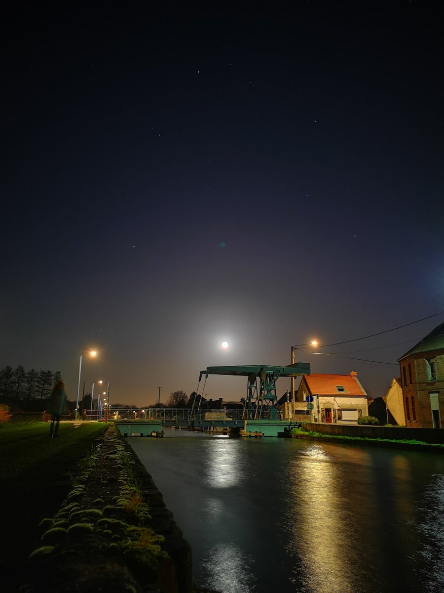 VilledeBeuvry's tweet photo. Nuit de pleine lune à #Beuvry. Le canal s'illumine et les étoiles scintillent. Une illumination naturelle pour ces fêtes de fin d'année au pont Thomas. 
#pleinelune
#BeuvryPatrimoine
#pontThomas
#clairdelune
#constellations
#hiver
#nuitetoilee
#reflet
#sansfiltre https://t.co/OLi0UKHPe9