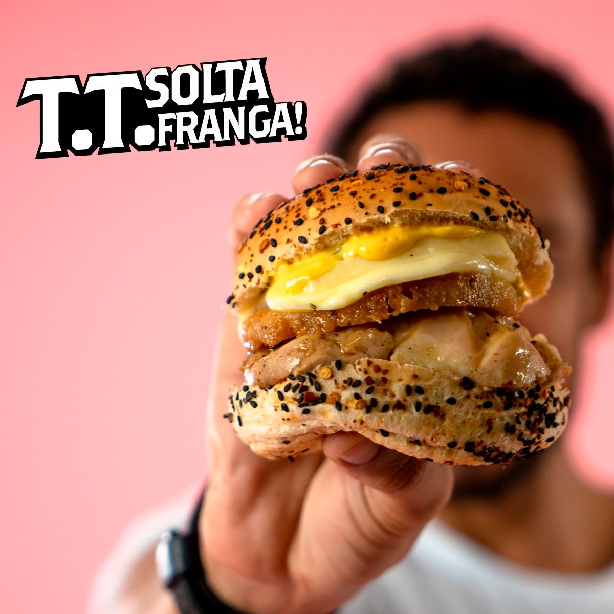 _ttburger's tweet photo. Tá preparado pra conhecer nosso mais novo burger de frango? São 180g de frango grelhado no pão de pimenta, abacaxi, queijo meia cura, picles e nosso molho aioli! O T.T. SoltaFranga chega em todas as nossas lojas dia 17.12 #ttburger https://t.co/ea0Nijs6A2