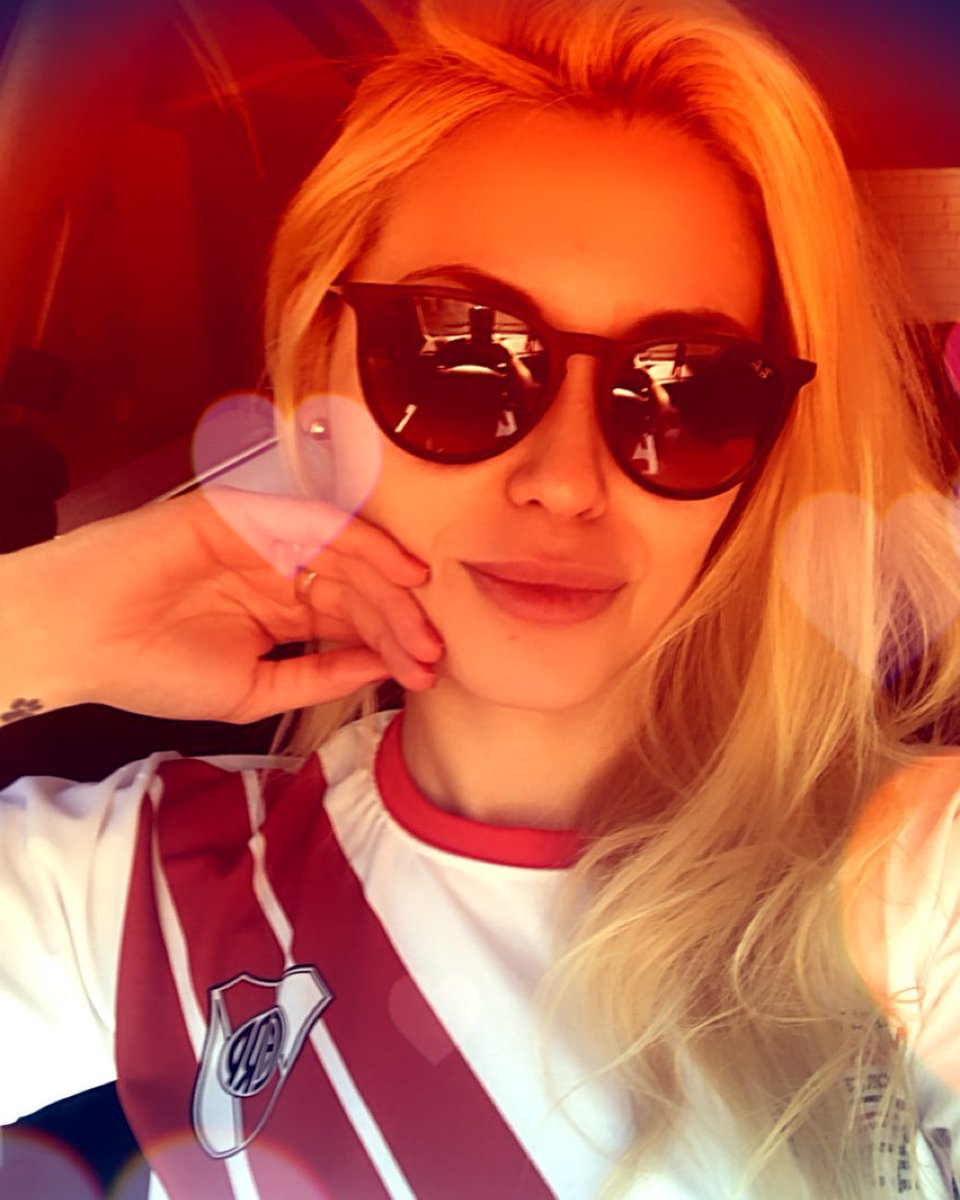BellasFanaticas's tweet photo. Pierdas o ganes, con vos a todas partes ⚪️❤️⚪️ #riverplate #argentina #futbol #nadita_ledesma https://t.co/YMlVBj4CEa