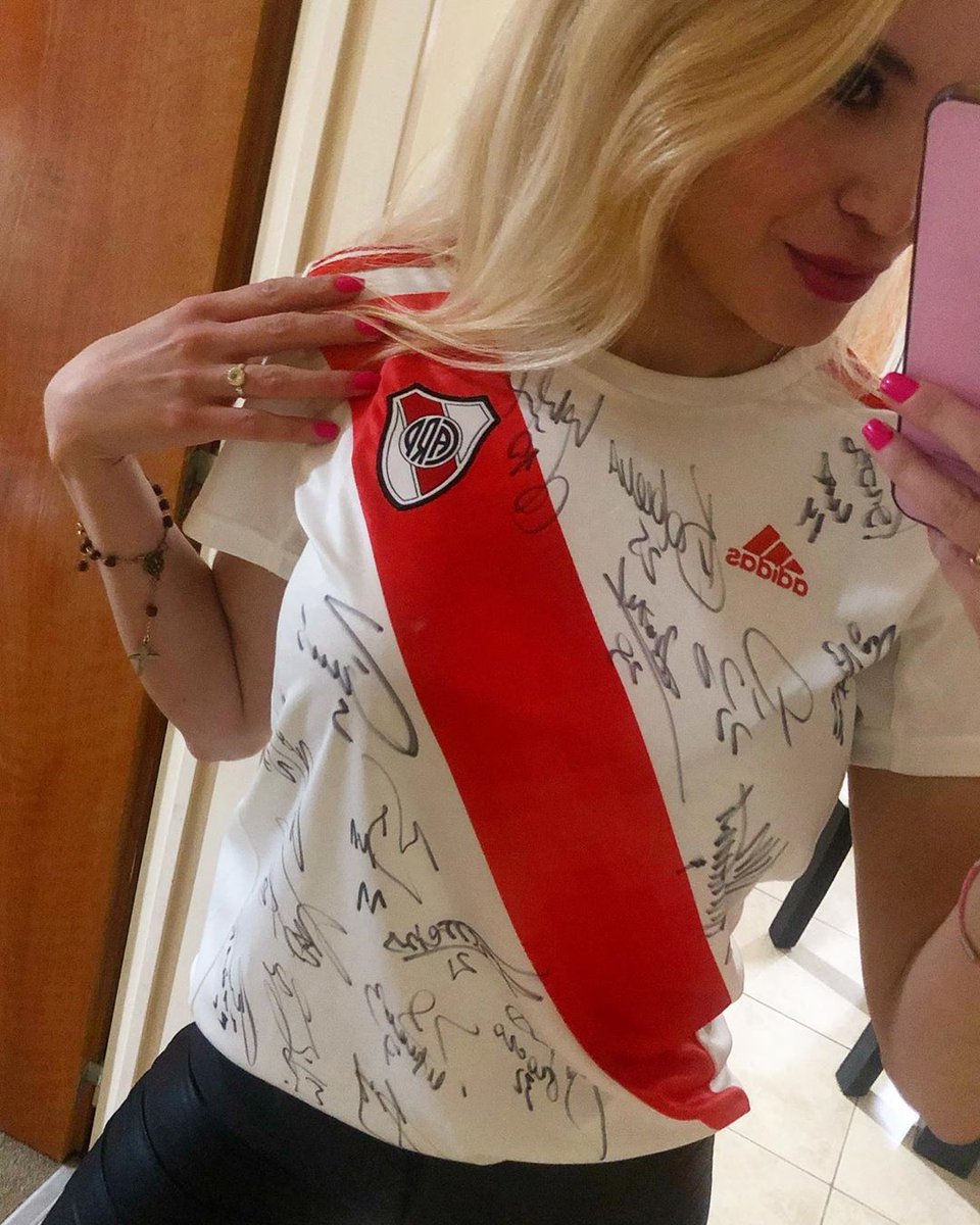 BellasFanaticas's tweet photo. Pierdas o ganes, con vos a todas partes ⚪️❤️⚪️ #riverplate #argentina #futbol #nadita_ledesma https://t.co/YMlVBj4CEa