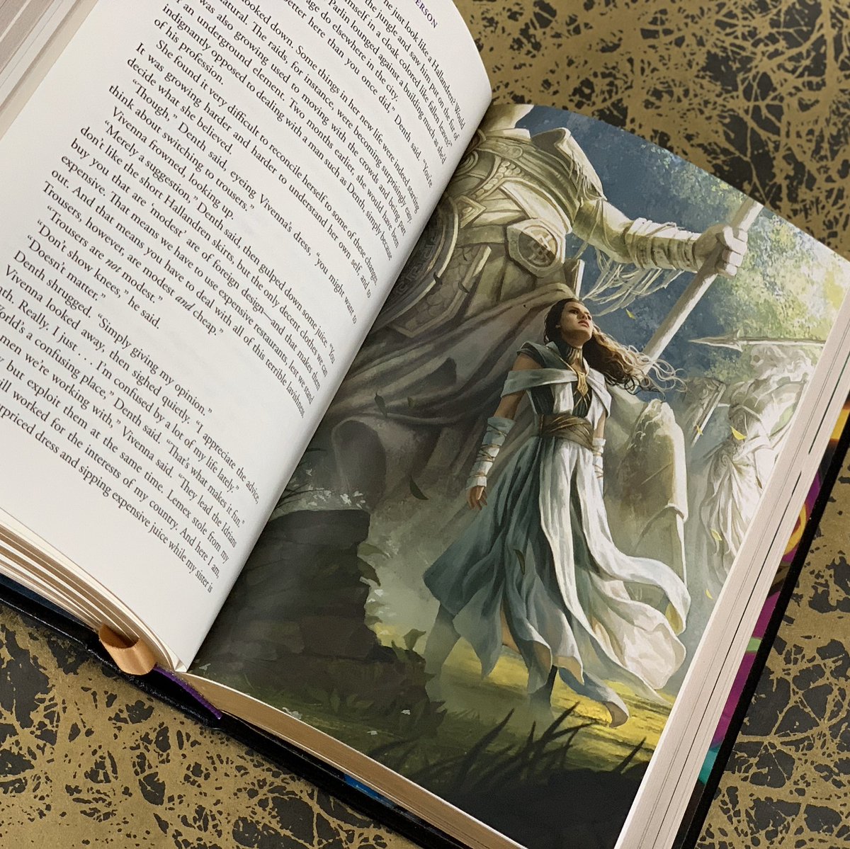 The Warbreaker leather bound is finally here! See the post on my website for full details.
brandonsanderson.com/the-warbreaker…