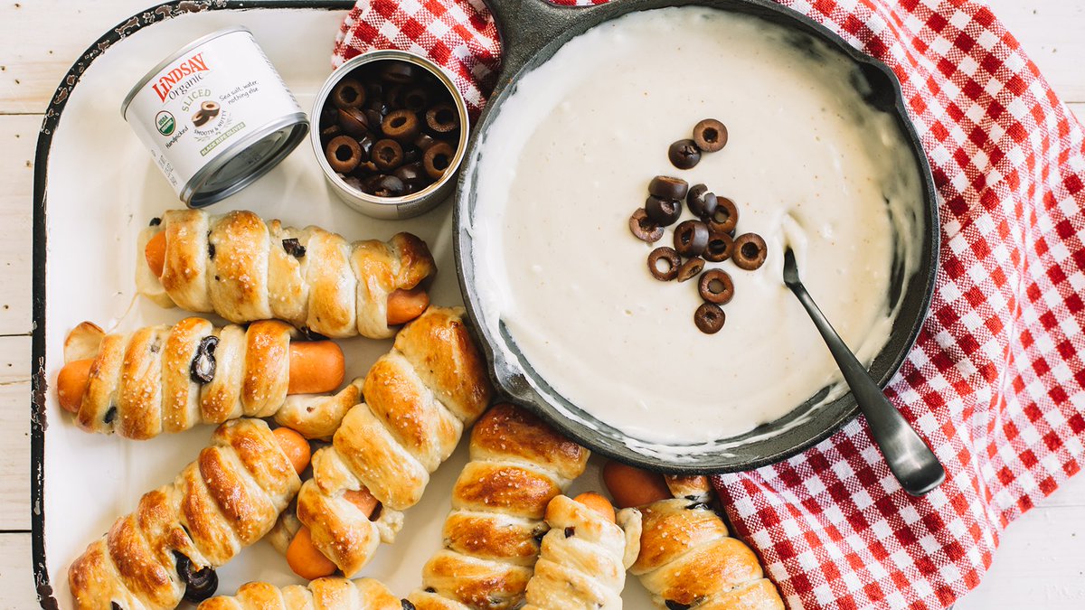 lindsayolives's tweet photo. Lindsay Olives + 🥨 + 🧀 + 🍺 = Rosemary & Olive Pretzel Dogs with Beer Cheese Dips. This recipe will soon become your simple solution for a fun twist on holiday apps. #noboringbites https://t.co/nT3dq813VM https://t.co/WDIuNTDcWX