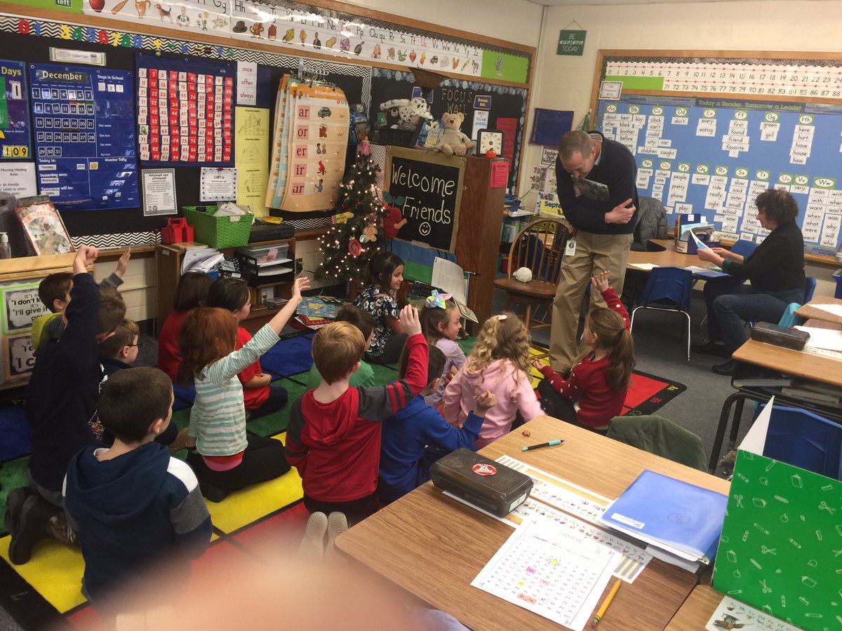 NS_Grade2's tweet photo. Mr.Dutton visits to share a holiday story#happykids https://t.co/XFbjOvYKjm