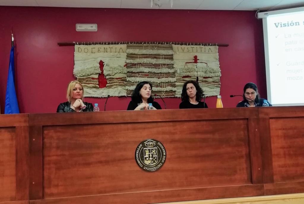 Asoc_ALVIXE's tweet photo. Hoxe en Santiago nun seminario sobre #violenciadexénero impartido por @BeatrizSestayoD , avogada e técnica en Igualdade de #Alvixe con de #Acadar e agradecidas a BelénTrigo, profesora e doutora de Dereito Civil da @UDC_gal por contar con nós e a presenza de @PilarLpezRioboo https://t.co/RO1dRDn2zx