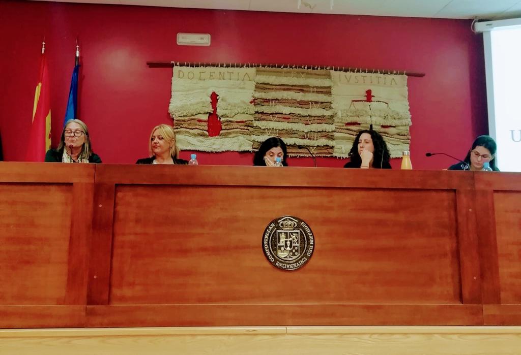 Asoc_ALVIXE's tweet photo. Hoxe en Santiago nun seminario sobre #violenciadexénero impartido por @BeatrizSestayoD , avogada e técnica en Igualdade de #Alvixe con de #Acadar e agradecidas a BelénTrigo, profesora e doutora de Dereito Civil da @UDC_gal por contar con nós e a presenza de @PilarLpezRioboo https://t.co/RO1dRDn2zx