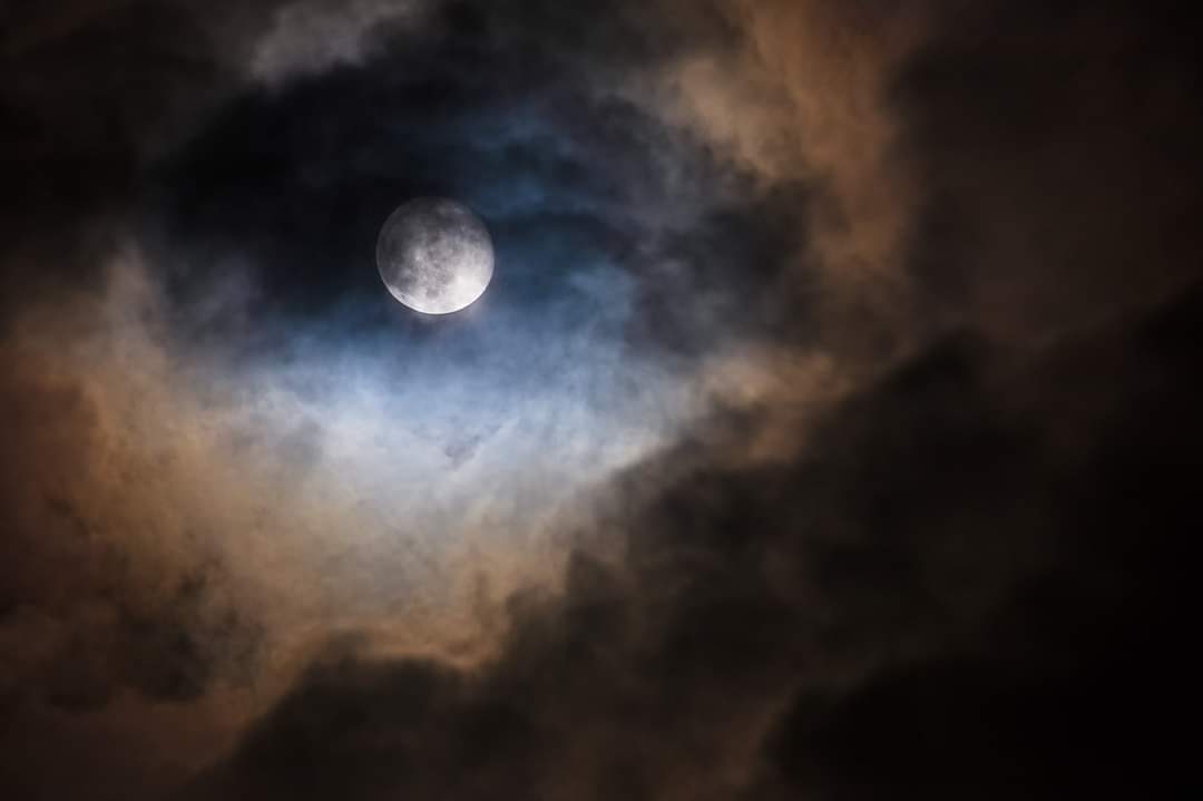 First light through the 100-400, super impressed with the colour and sharpness!! Almost got a hubble style palette to this one #canon100_400 #canon5dsr #moonphotography #moon #astrophotography #Hubble #apod #nasa <a href="/CanonUKandIE/">Canon UK and Ireland</a> @JonMitchellITV <a href="/skyatnightmag/">BBC Sky at Night Magazine</a> <a href="/BBCSpringwatch/">BBC Springwatch</a>