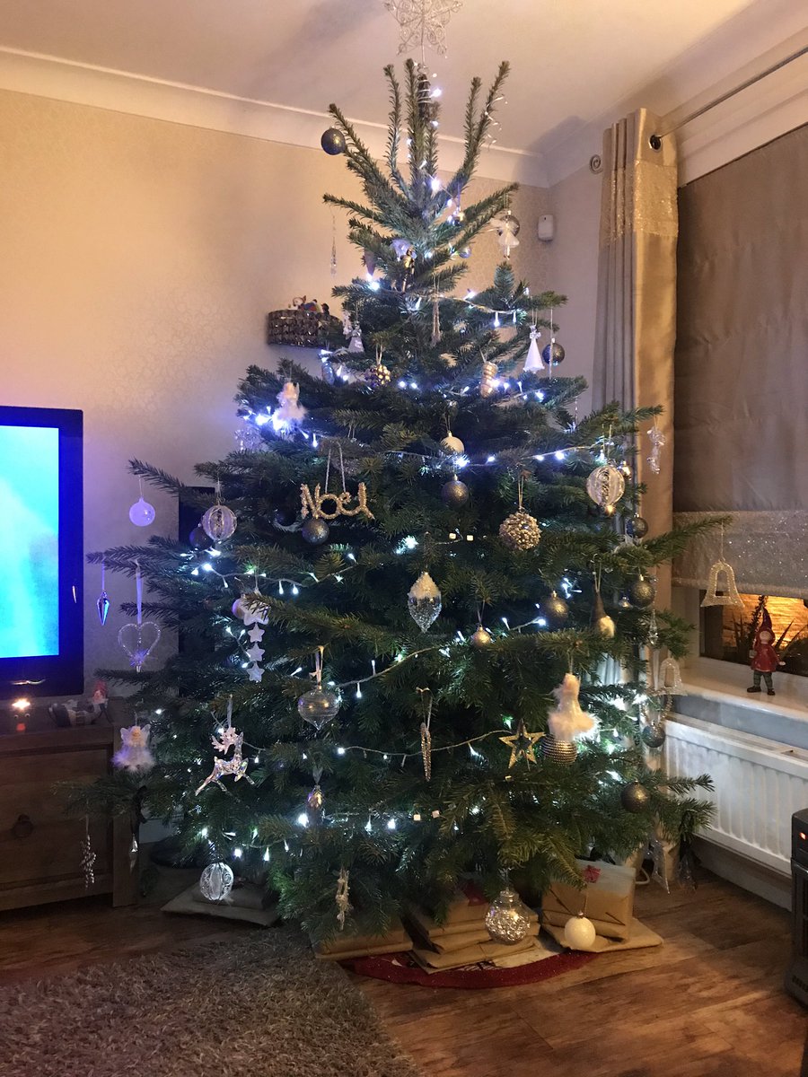 MarionCarlton5's tweet photo. Looking forward to putting my feet up with this months #ESBookClub read @No1magazine the perfect read for our book club to enjoy with a mince pie 🥧 and some mulled wine 🍷 @lynnyeneka @GGillHHam1 @LynnTaylorELC #WeAreES https://t.co/VeDYuZnh7f