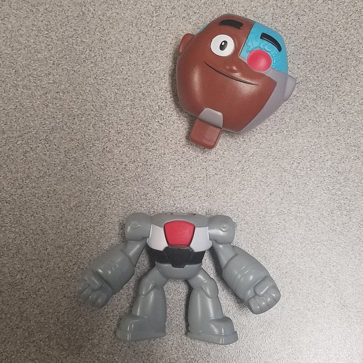 alex_pcormier's tweet photo. C’ÉTAIT MIEUX DANS MON TEMPS

J’étais à un cheveu de faire une crise cardiaque en pesant sur le bouton de ce jouet. Qu’est-ce qu’il y a d’amusant dans le fait de PERDRE SA PROPRE TÊTE?

J’m’ennuie des Hot Wheels. https://t.co/mpIcoLuKrp