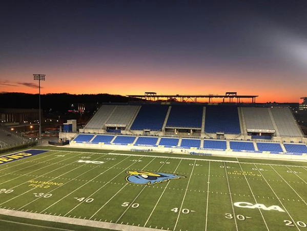 The sun sets on another semester. Enjoy the last #BlueHenFridays of #UDAutumn! 
📸: <a href="/UDBlueHens/">Delaware Blue Hens</a>