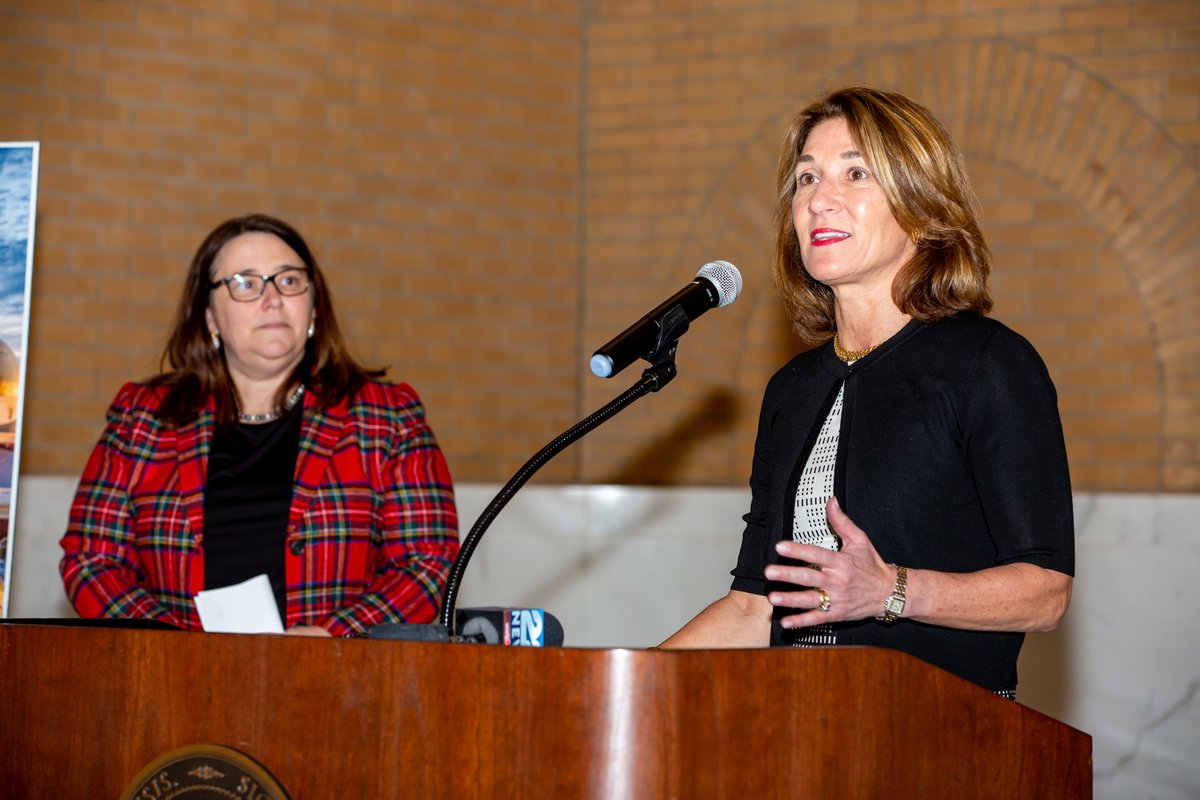 MALtGovArchive's tweet photo. Proud to join @MassGovernor, @MassEOHED, legislators and members of the Economic Development Planning Council this afternoon to sign the Commonwealth's economic development plan, "Partnerships for Growth: A plan to enable the Commonwealth's regions to build, connect and lead." https://t.co/jFD8xLKWyT