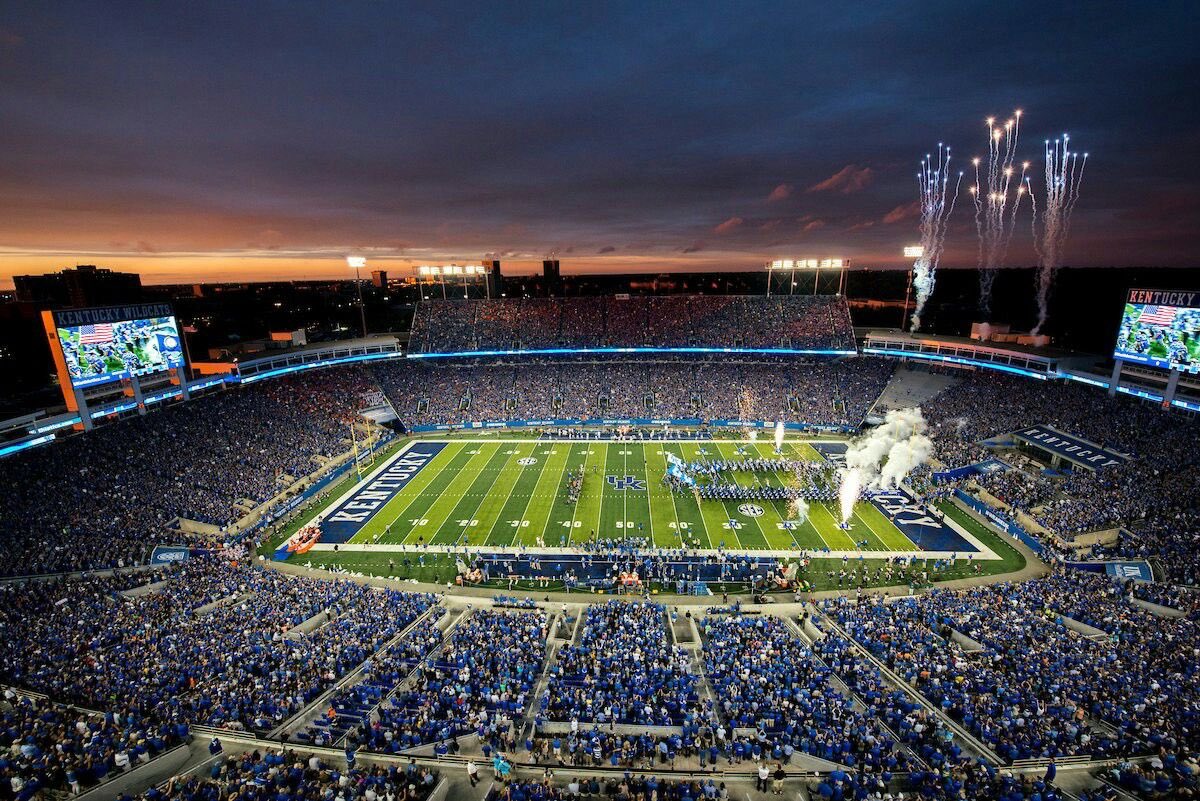 Nacewash22's tweet photo. I am extremely blessed to have received my first offer from The University of Kentucky @UKFootball @coachclink || @BALLERSCHOICE1 #COACHMIL @SWiltfong247 @elitefootballac @Coach_Worrell @OsundeCourtney || #kentuckywildcats https://t.co/ybxERyLFec