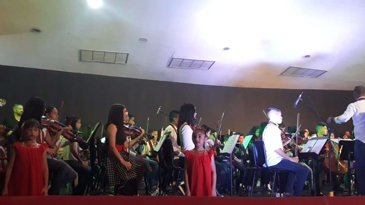 ALCALDÍA DE CABIMAS/ SECRETARÍA DE SEGURIDAD CIUDADANA/ Por instrucciones del Alcalde @pedrokelsem nos encontramos apoyando a la Orquesta Sinfonica de Cabimas en el evento Mágico Cantos y Cuentos de Navidad.