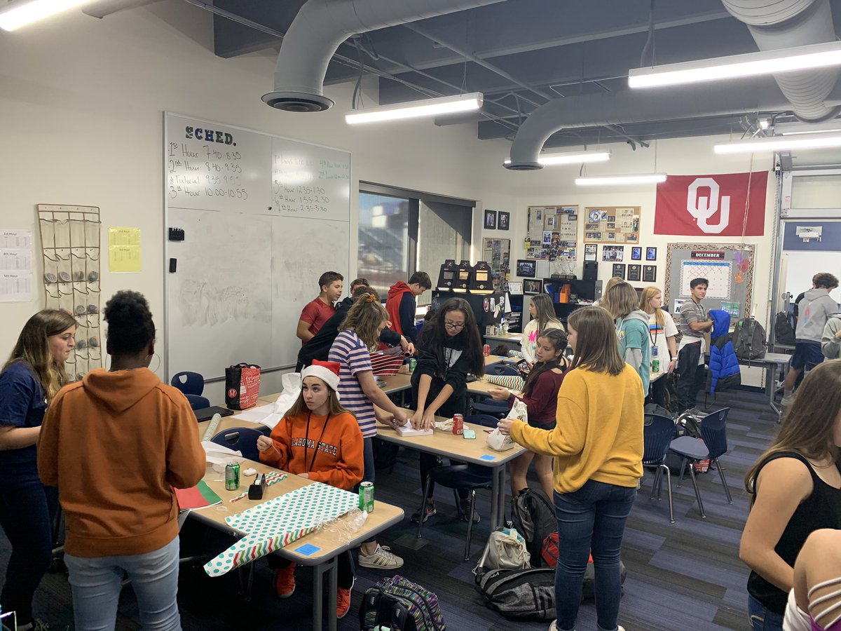 ENHSTennis's tweet photo. Great time with the team giving back and helping put together gifts for those in need!! Great job Huskies!! https://t.co/B7y0oP1hx0