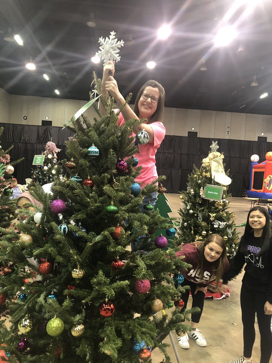 HosaPng's tweet photo. Tree decorating with our fearless leader!🎄❤️ 🎅 https://t.co/pO7MDTNVCp