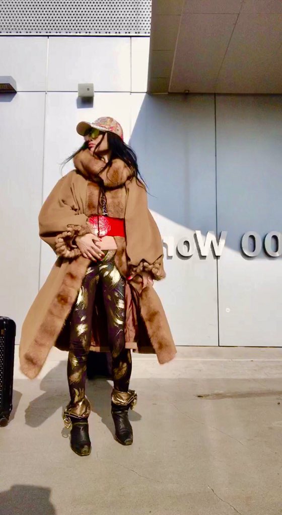RealBaiLing's tweet photo. Like my elegant classy #airportoutfit #fashion ? boring waiting on #laxairport so many people and somany flights, the security chickinline wassolong I haveeverseen, guess it’s the #holiday #weekend https://t.co/YQOPl2v7hv #bailing #chicocon #glam #fashion #Hollywood #白灵 #好莱坞 https://t.co/H1g821PKCy