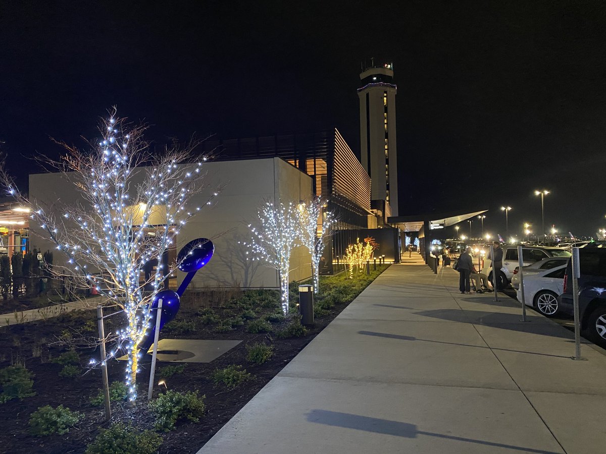 FlyPaineField's tweet image. It’s feeling so festive at the airport tonight! #HappyHolidays