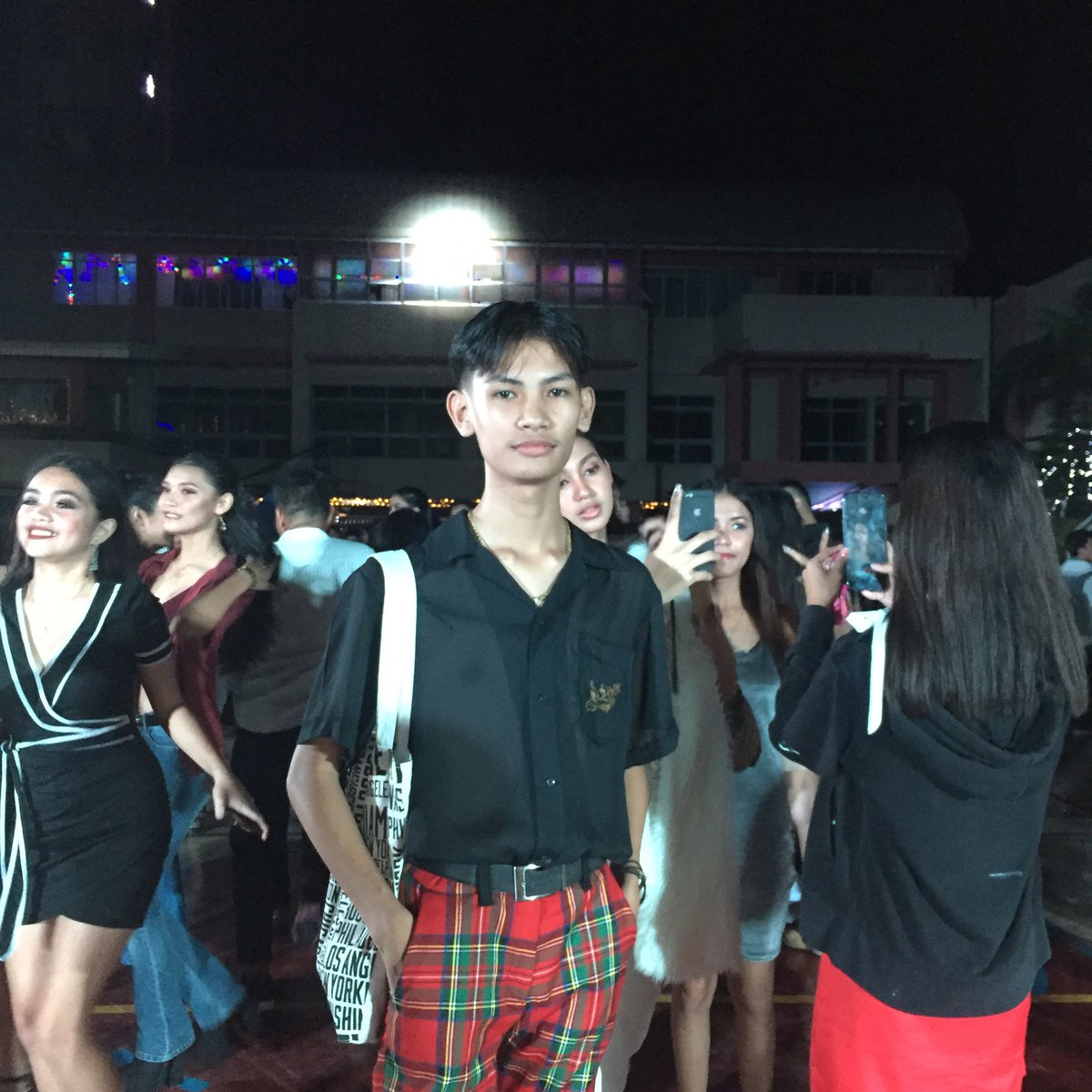 Ervinchristian_'s tweet photo. My budget meal OOTD last night 🤪#Php70 https://t.co/K6856q6Wbc