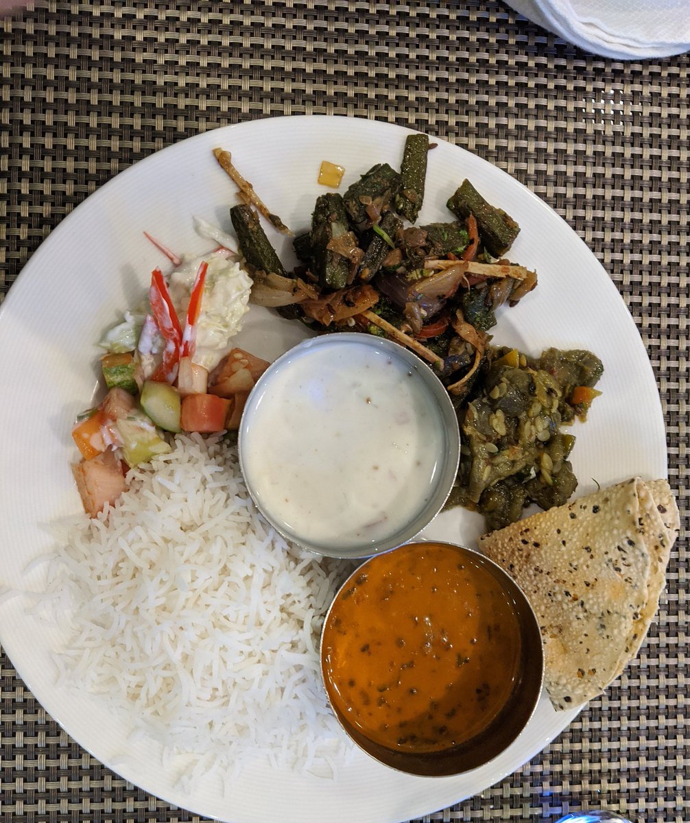 drshalinisdiet's tweet image. If objective is to eat more vegetables, ( nearly 50% of the plate) irrespective of fat content, eat like this when eating out  #eatinghealthy #smartcarbs
#reducesimplecarbs #vegeterianmeal