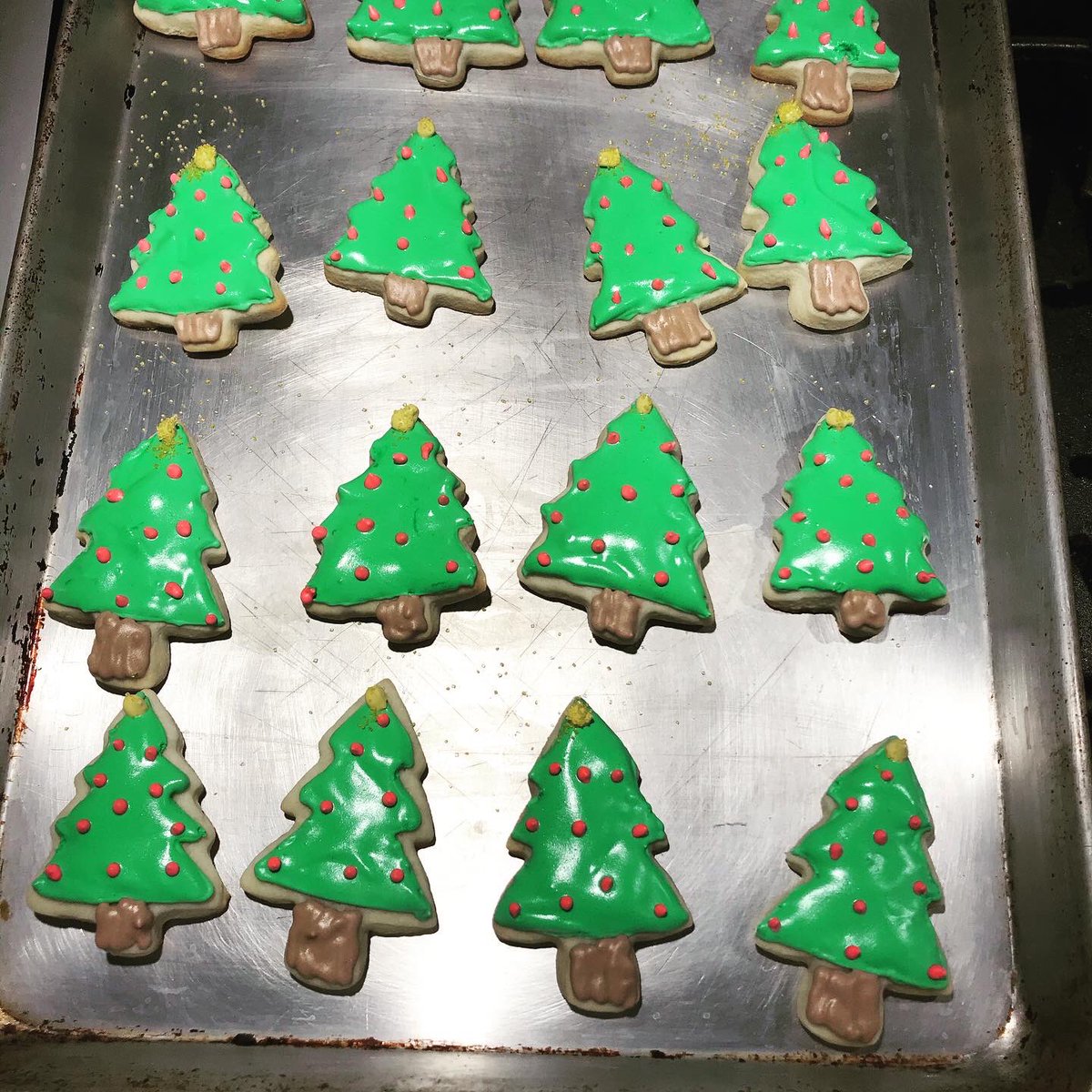 Lisaatdottified's tweet image. Well the sweater ones are supposed to be ugly after all. #cookies #notaprofessional #decorating #yummy #uglysweater #snowmen