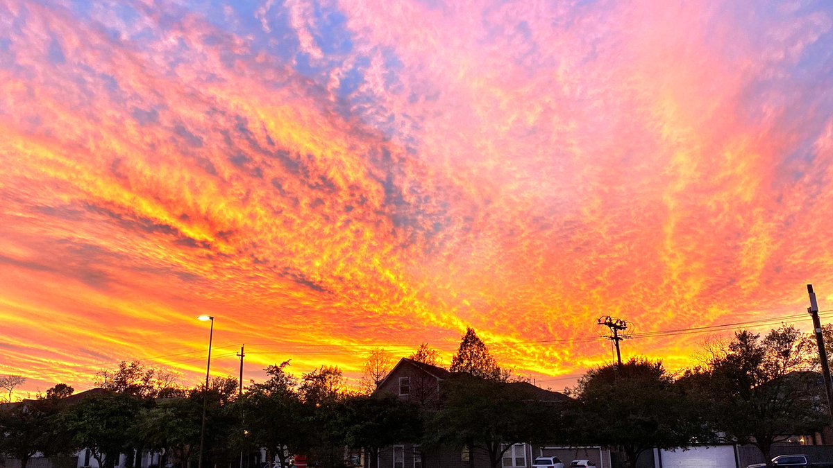 juliagulia22's tweet photo. This #Houston Sunset tonight is UNREAL!!! @KPRC2 https://t.co/Jd6T78pQW1