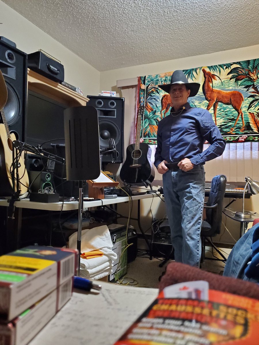 arielchaser_ra's tweet photo. Getting ready for Christmas social Happy Holidays to all of you who support my #countrymusic #countryrock Robin Ariel Ross St Claire Holgate #RobinArielHolgate #RobinHolgate #RobinArielMedia https://t.co/8Jj4zDBFwe #RobinAriel https://t.co/qBUBBn5e7w