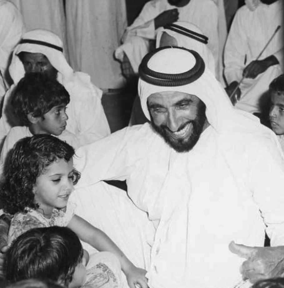 نهارٍ غثيره يرضي  .. الخاطر الزعلان
لك الله كن الشمس بالغيم محجوبه

تخفّى بعضها فـ الغثير وبعضها بان
مثل بنت عودٍ يوم شافوه .. هلو به

عطوه النشاما منحر المجلس المليان
وهي تتقي من زحمة الناس في ثوبه ..