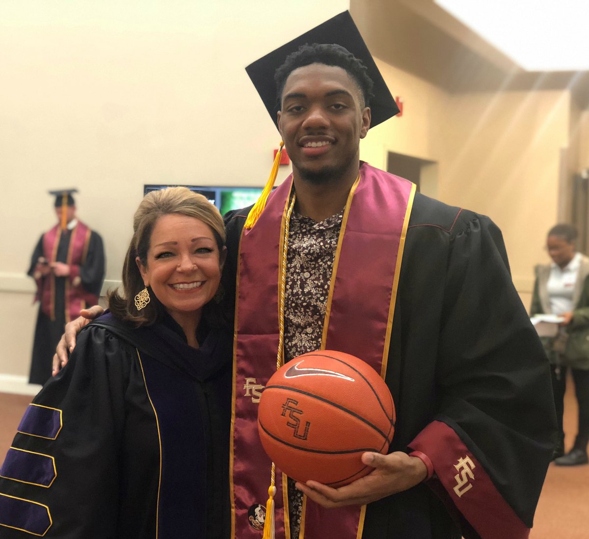 DeanB_FSULaw's tweet image. Almost tip off... 🍢🎓🏀 #FSUCommencement #FSU19 @FSUHoops @floridastate
