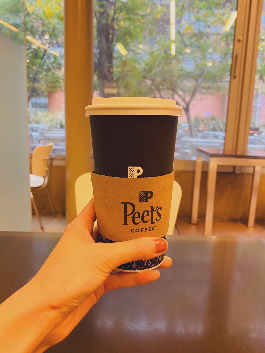 mackeymakko's tweet photo. 学生は今日が今年最後の講義日らしく既に学内はひっそりしています。人気が無いのは寂しいものです。ピーツ飲んで心を落ち着けています。
#LosAngeles #LA #ロサンゼルス https://t.co/c227xQKvDT