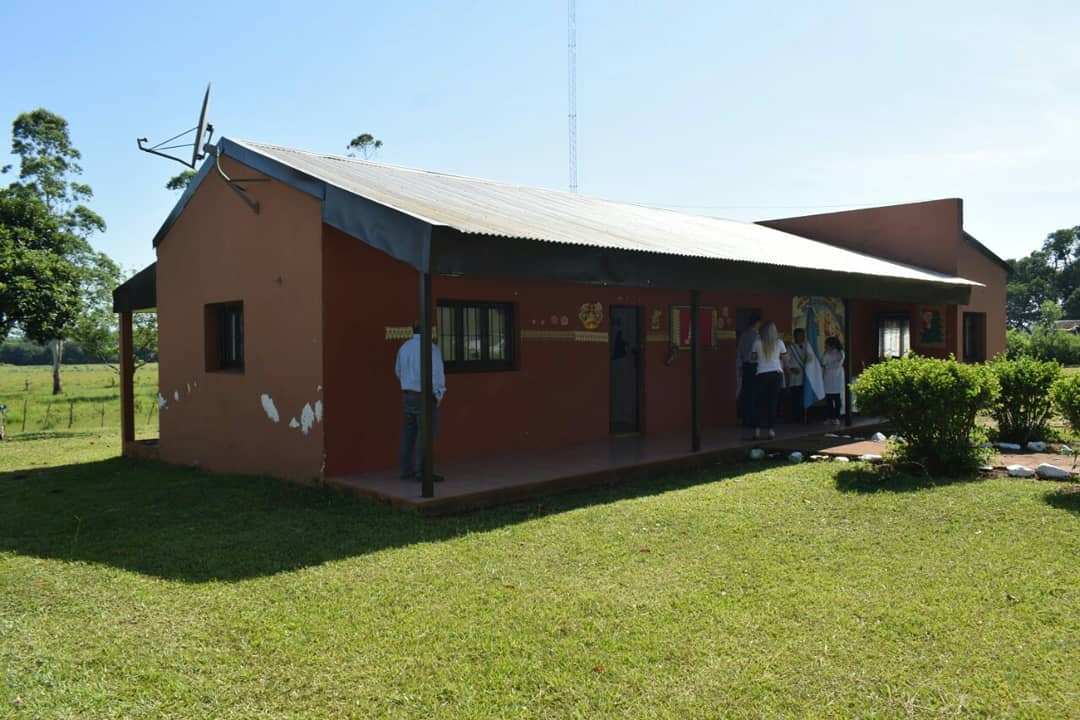 VirasoroMuni's tweet photo. La Escuela rural n° 945 Paraje Sosa Cué celebró el cierre de año. Asisten 12 alumnos en total y #egresaron de sexto año dos de ellos, que seguirán sus estudios en secundarias de #Virasoro e #Ituzaingó. El viceintendente Darío González acompañó a las familias ¡Felicidades! https://t.co/ZGrlJlL5B4