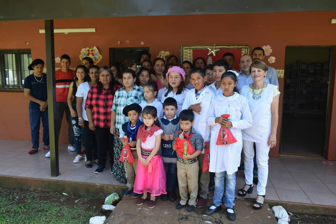 VirasoroMuni's tweet photo. La Escuela rural n° 945 Paraje Sosa Cué celebró el cierre de año. Asisten 12 alumnos en total y #egresaron de sexto año dos de ellos, que seguirán sus estudios en secundarias de #Virasoro e #Ituzaingó. El viceintendente Darío González acompañó a las familias ¡Felicidades! https://t.co/ZGrlJlL5B4