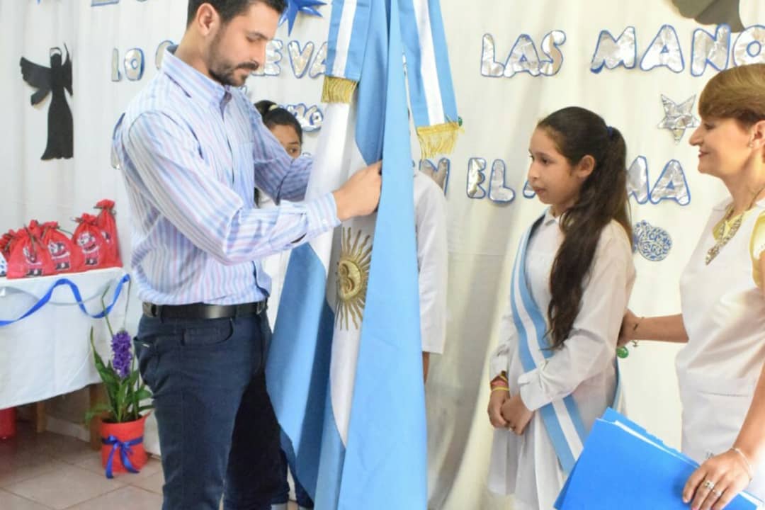 VirasoroMuni's tweet photo. La Escuela rural n° 945 Paraje Sosa Cué celebró el cierre de año. Asisten 12 alumnos en total y #egresaron de sexto año dos de ellos, que seguirán sus estudios en secundarias de #Virasoro e #Ituzaingó. El viceintendente Darío González acompañó a las familias ¡Felicidades! https://t.co/ZGrlJlL5B4