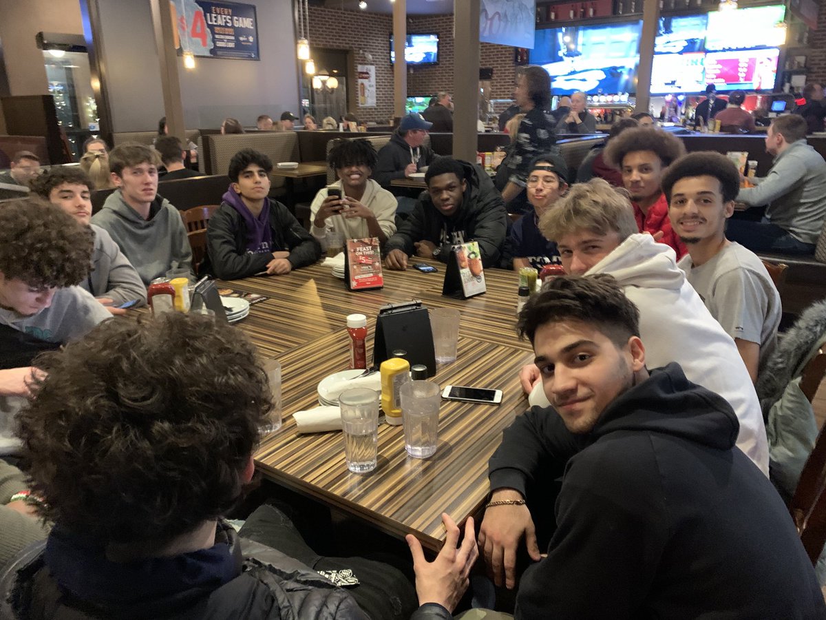 amanda4lang's tweet photo. ⁦@WestminsterSS⁩ basketball team dinner #gamefuel #WeTheWest 🏀 https://t.co/cPbgrqVZg1