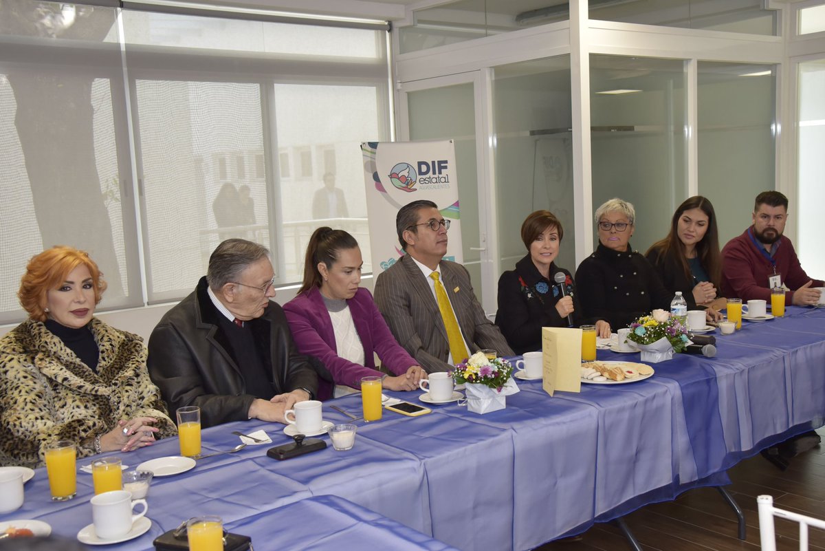 Yolanda_dOrozco's tweet photo. Acompañada del Fiscal del Estado, hicimos un reconocimiento a los Centros de Asistencia Social que operan en #Ags por su valiosa contribución social al cuidar y educar a niños y niñas que por diversas circunstancias llegan a sus albergues.
 #HacerLoCorrecto https://t.co/ZeLnvo6xn2