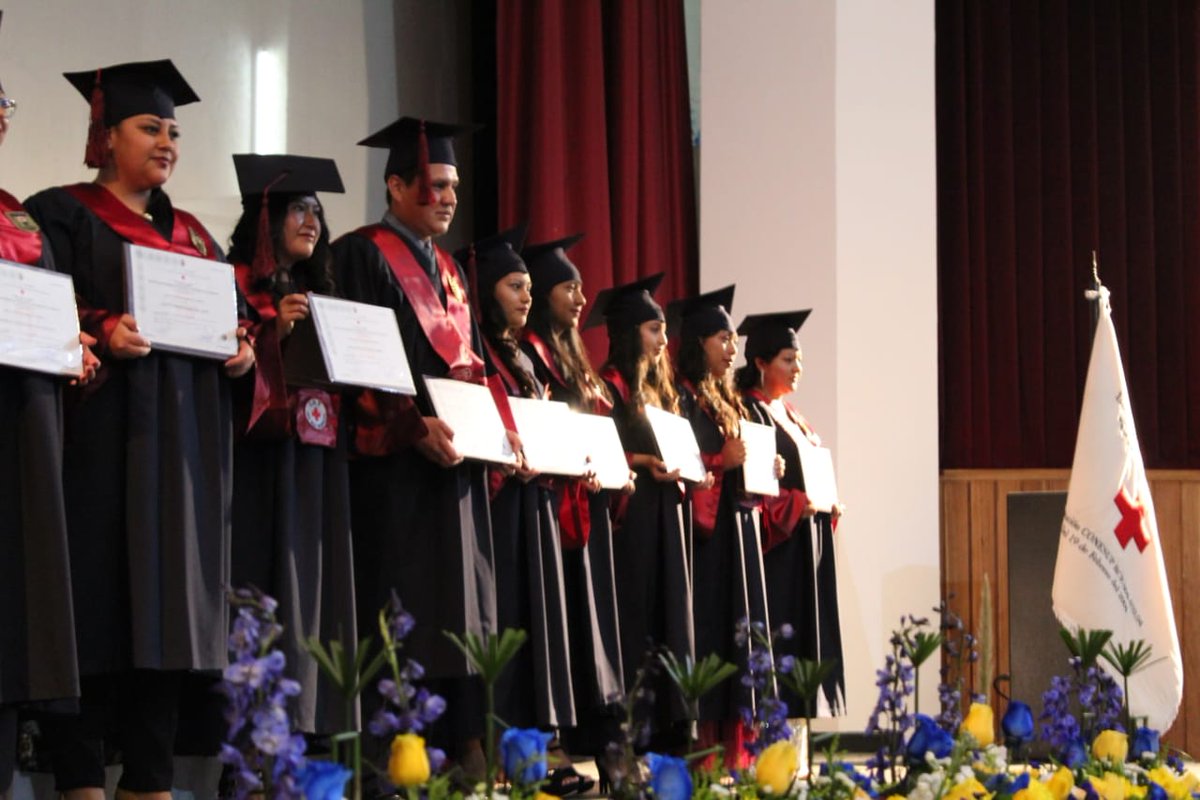 Riesgos_Ec's tweet photo. "En nombre del Gobierno Nacional, liderado por el Presidente de la República, @Lenin Moreno Garcés, felicitaciones a nuestros nuevos colegas, a los nuevos profesionales, es sus manos está el desarrollo del país que tanto amamos", @alexocles | #Quito https://t.co/0aH5AW6tdm