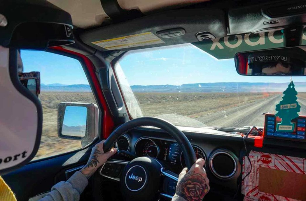 #FlashbackFriday 

That one time <a href="/Cinderalley/">爱梨</a> from <a href="/Roadtrippers/">Roadtrippers</a> joined the #rebelle🤩:

roadtrippers.com/magazine/rebel…

Photo by <a href="/p_baraldi/">Paolo Baraldi</a> #rebellerally #jeep #offroad