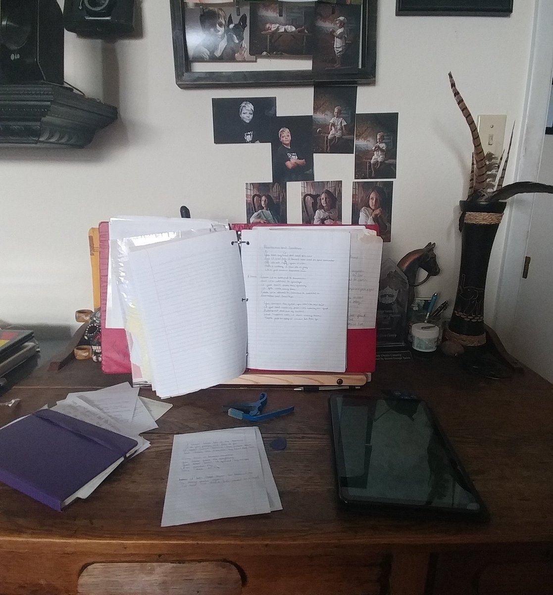 SingAtHomeMom_'s tweet photo. Songwriting session underway! #livingmybestlife #songwriters #writerslife https://t.co/103oOUuAAQ